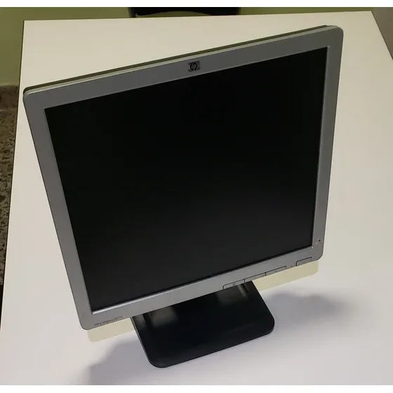 Monitor Hp Compact Le 1711. Dos Puntitos Negro En Patalla.