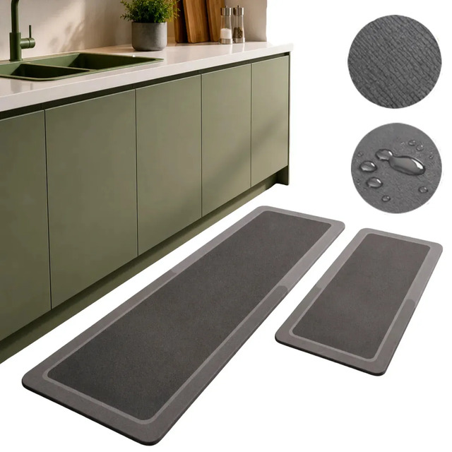 Kit de dois tapetes mágicos absorventes cinzas, um longo e um menor, posicionados em uma cozinha com armários verdes, com detalhes ampliados mostrando a textura e a capacidade de absorção de água.