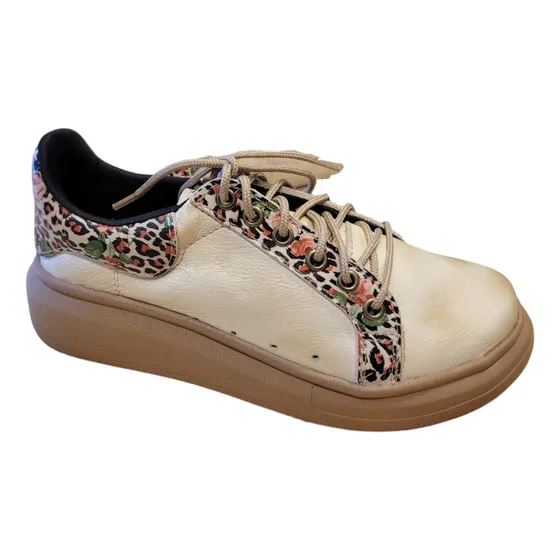 Sneaker De Cuero Para Dama. Mcqueen Natural Y Flores