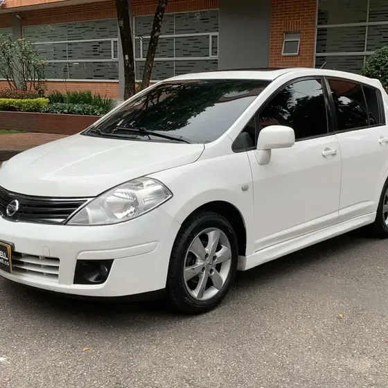 Nissan Tiida 2011 1.8 Premium Hb At