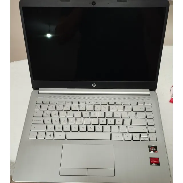 Laptop Hp Ryzen 3, 256 Gb Ssd, Batería Al 100 % Color Plata.