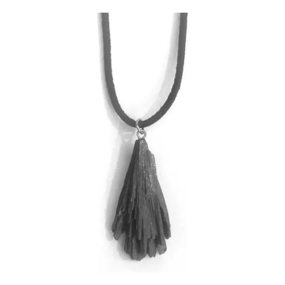 Collar de escoba de bruja de cianita negra natural