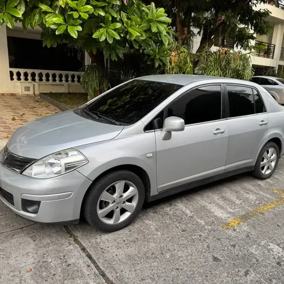 Nissan Tiida 2011 1.8 Emotion 5 P