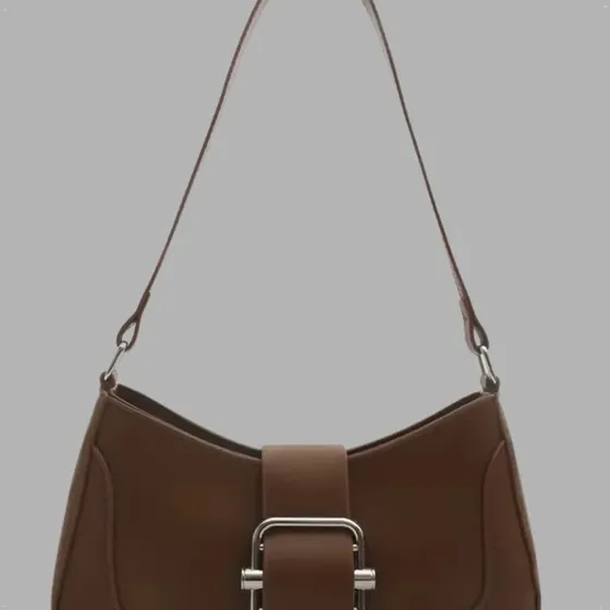 Mini Bag Leti Cartera Baguette De Mujer Elisabeth Co Color Chocolate Estilo Coquette Eco Cuero Liviana Elegante Casual Urbana Moda Marrón Lisa Níquel