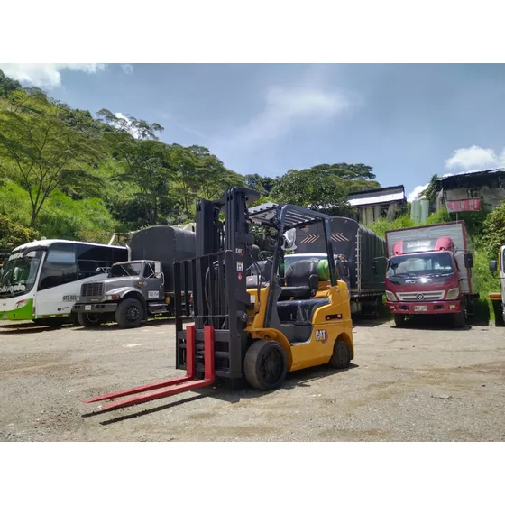 Montacarga  Marca  Caterpillar   2021  A Gas  2.5  Toneladas