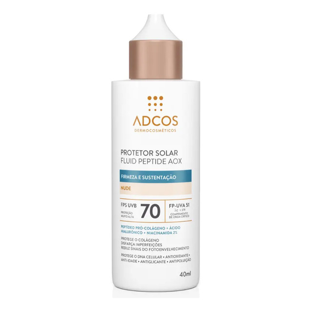 Frasco branco do protetor solar Adcos Fluid Peptide Aox FPS 70 na cor Nude com tampa dourada, exibindo informações técnicas e benefícios no rótulo.