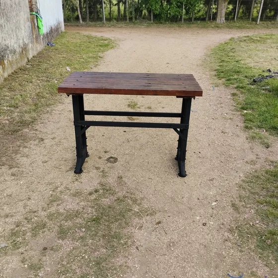 Mesa Rustica Con Tablas De Cedro Y Base De Maquina