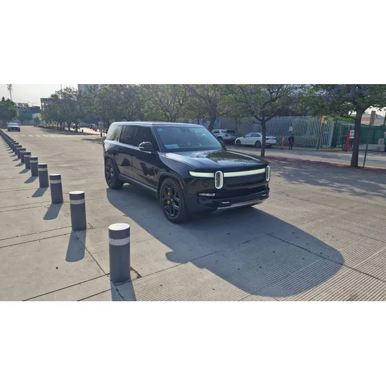 Rivian R1s Adventure Package