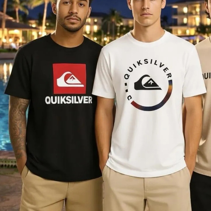 Dois homens vestindo camisetas Quiksilver, uma preta com logo quadrado vermelho e uma branca com logo circular, em ambiente externo.