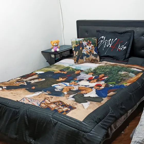 Cubrelecho Edredón Kpop Stray Kids Doble Faz Cama Semidoble