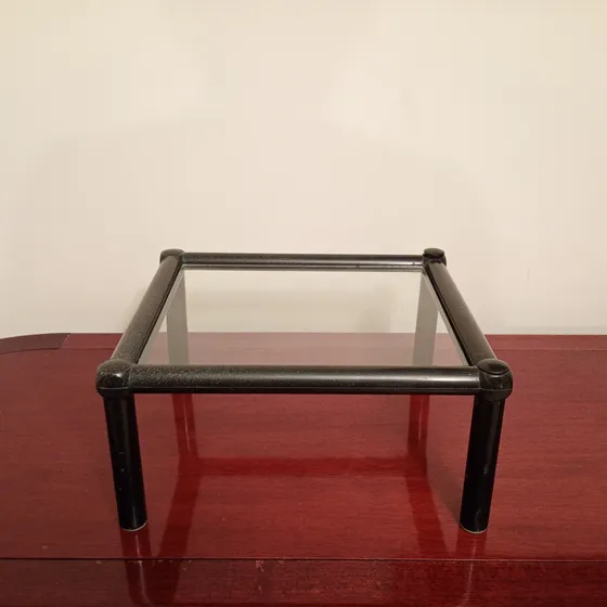 Mesa Pequeña De Plástico Y Vidrio
