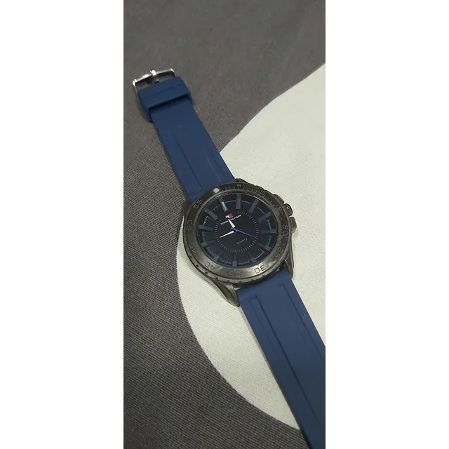 Reloj Tommy Hilfiger Deportivo Acabado Tipo Arma De Fuego