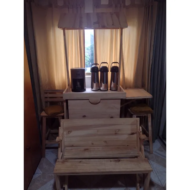 Kiosko De Madera En Combo Con Dos Sillas De Barra Y Dos Banc