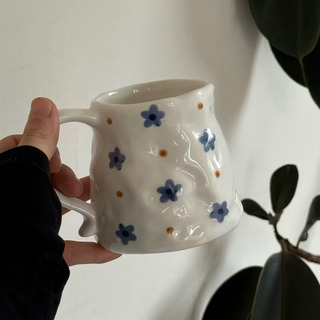 Xícara De Café Irregular Em Forma Floral Vintage Espremida À Xícara De Café Irregular Em Forma Floral Vintage Espremida À