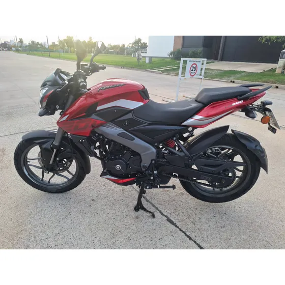 Bajaj Rouser Ns200 2025, 2000km Color Rojo Y Negra