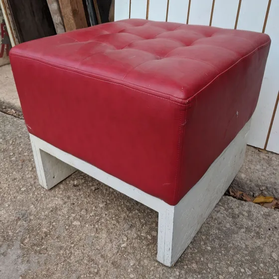 Puff De Madera Tapizado Y Capitoneado - Asiento Cubo