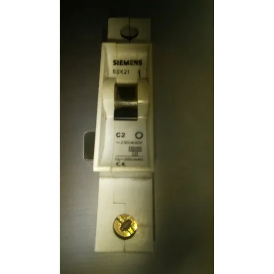 Disyuntor Siemnes 230/400 V 