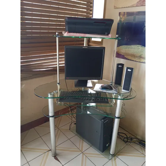 Mesa Para Computadora En Vidrio Templado Y Tubería