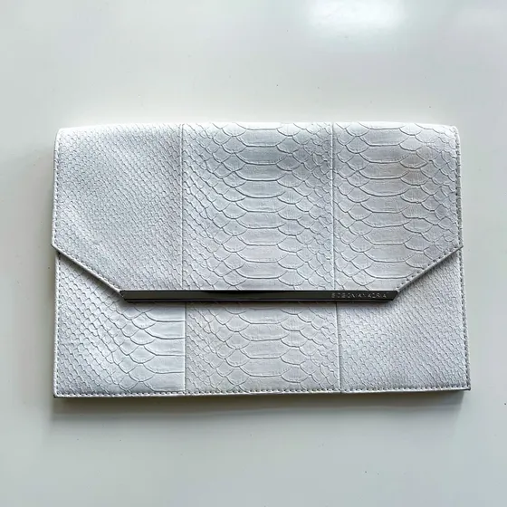 Cartera Sobre Blanco Crocco Bcbg Maxazria