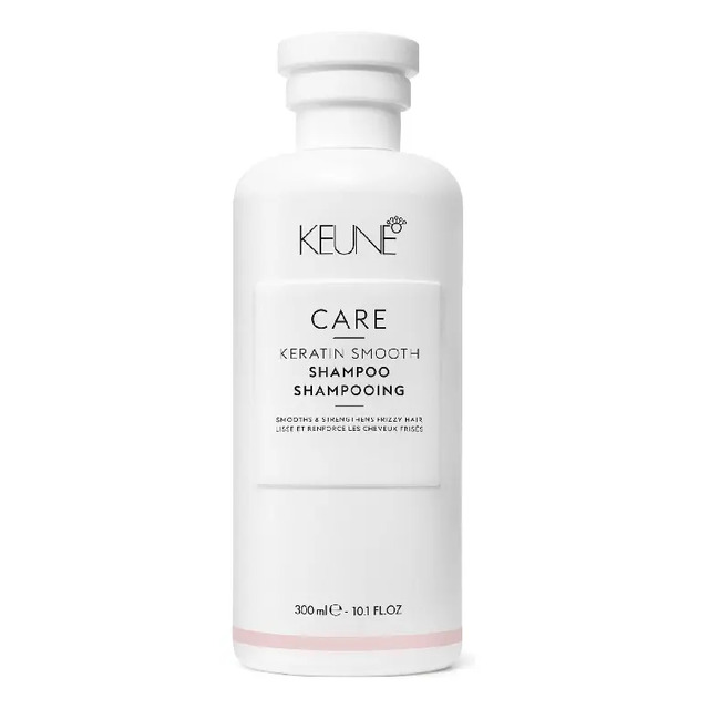 Frasco branco de Shampoo Keune Care Keratin Smooth de 300ml em fundo branco