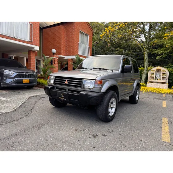 Mitsubishi Montero 2400