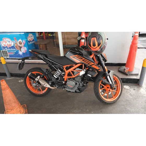 Duke 250 2023 2200 Km.