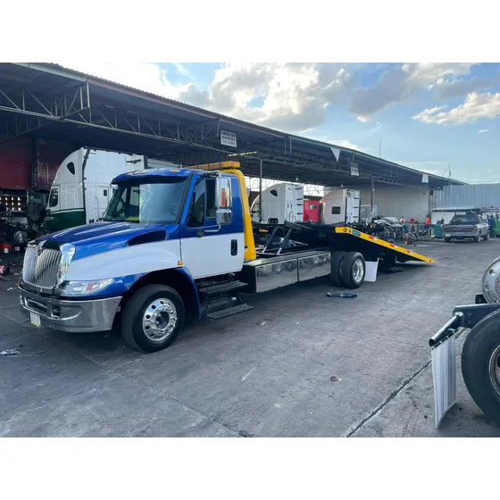 International 4400 Con Grúa De Plataforma