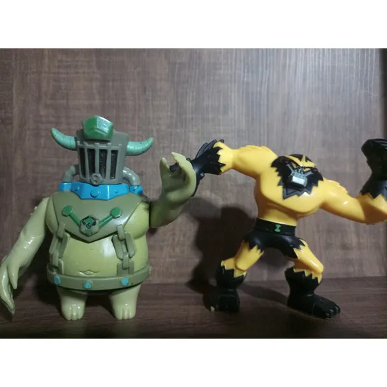 Boneco Ben10 Toepick+ Shocksquatch Usados Na Condicao 