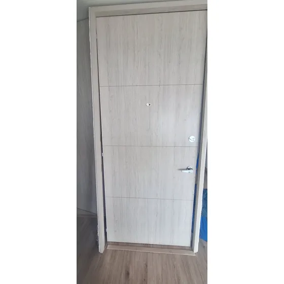 Puerta Lisa Madera 92.7x221.8 Cm Derecha Con Doble Cerradura