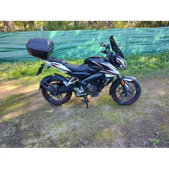Rouser Ns200 Con Cajonera Para Viajes
