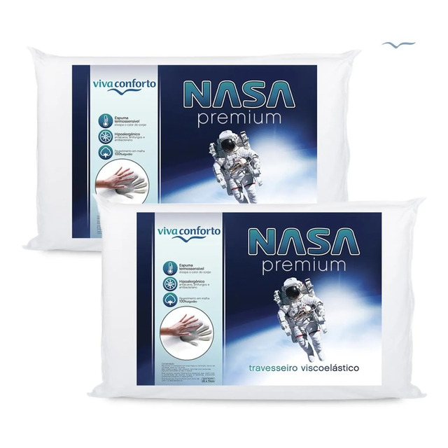 Dois travesseiros Nasa Viva Conforto brancos com embalagem ilustrada com um astronauta e informações sobre a espuma termossensível e hipoalergênica.
