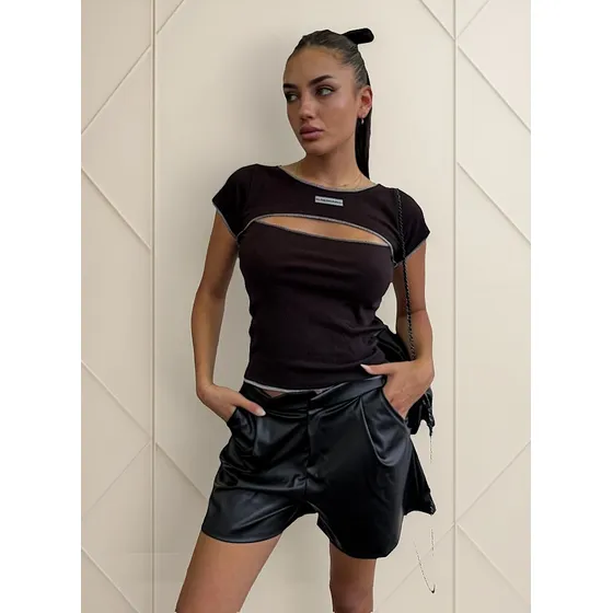 Remera Crop Top Asimetrico Con Escote Y Costuras Externas