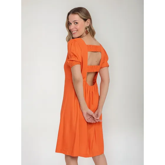 Vestido Curto Com Detalhes Nas Costas