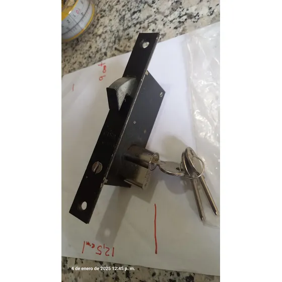Cerradura De Gancho Cisa 30 Mm. Usado Con Medio Cilindro.