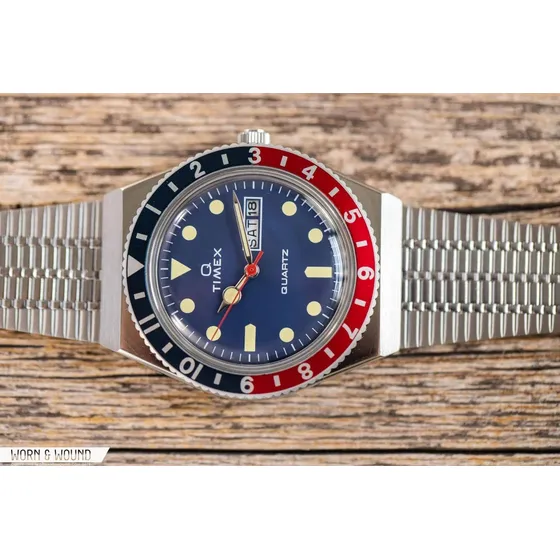 Reloj Timex Q Reissue, color de la correa: plata, color del bisel, color azul y rojo, color de fondo: azul