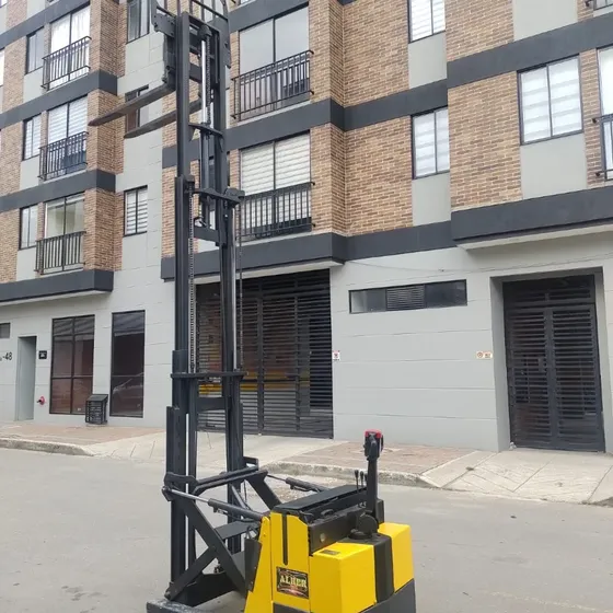 Altura 4.30 Mts, Capacidad 1.200 Kg. Largo 1.70, Torre 1.92