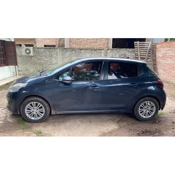 Peugeot 208 Con Detalles De Chapa
