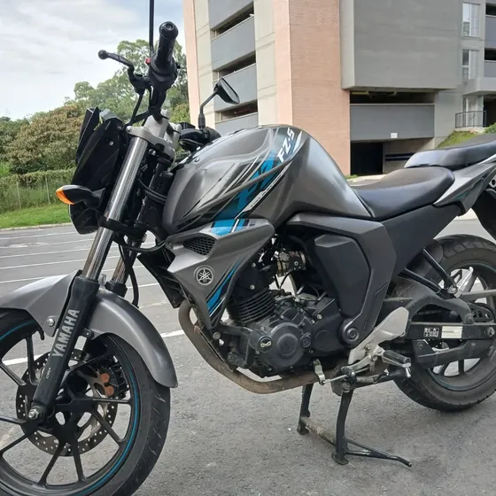 Vendo Moto Fz Yamaha Modelo 2022, Con 42.000 Km En Muy Buen
