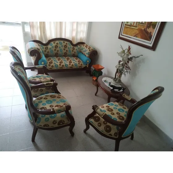 Sala Isabelina: Tres Sillas, Un Sofá, Dos Mesas