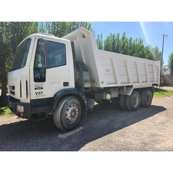 Camión Volcador Iveco Tector 260e25