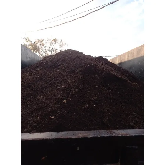 Tierra Negra Por Camion Abonada