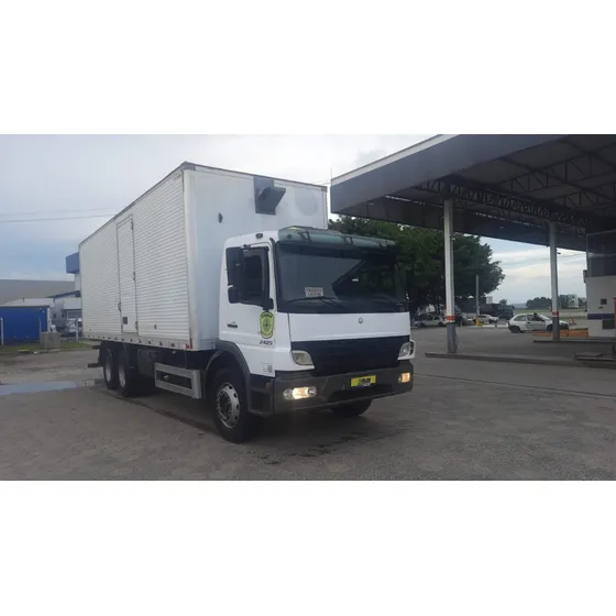 Mercedes Benz Atego 2425  2011 6x2  Baú