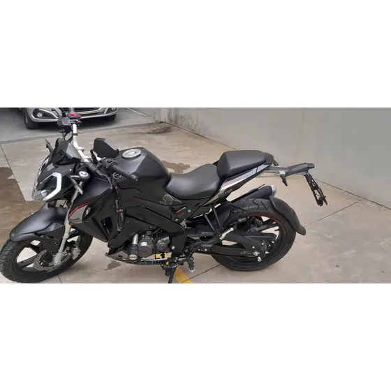 Benelli 180s Naked Color Negra. Slider Originales, Impecable