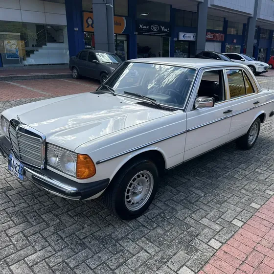 Mercedes-Benz 230 1982 2.3