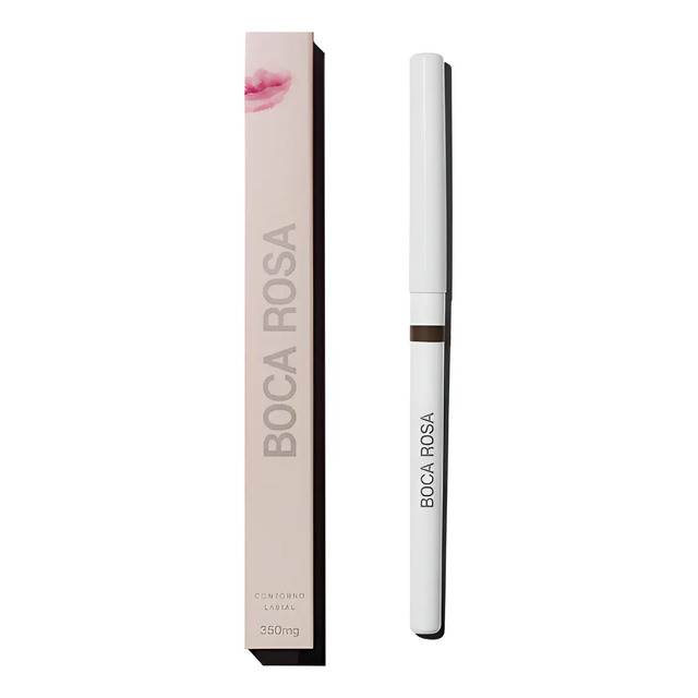 Embalagem de papelão rosa claro ao lado de um lápis de contorno labial branco com detalhe em marrom da marca Boca Rosa