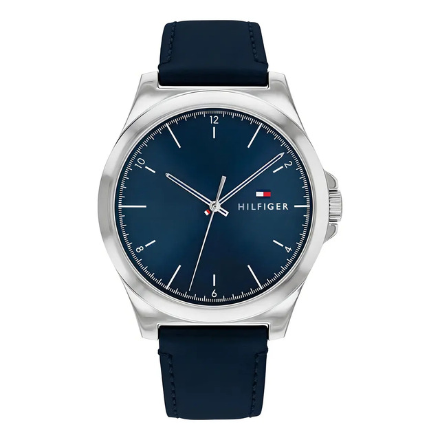 Relógio masculino Tommy Hilfiger modelo Norris com caixa prateada, mostrador azul e pulseira de couro azul-escuro sobre fundo branco