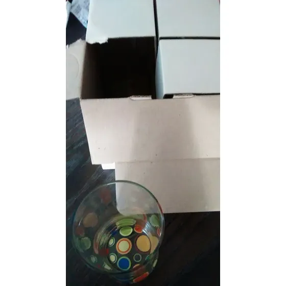 Set De Vasos Cortos Y Largos Decorados Al Fondo