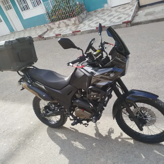 Moto Tt200, Color Negro, Con Baúl Amplio.