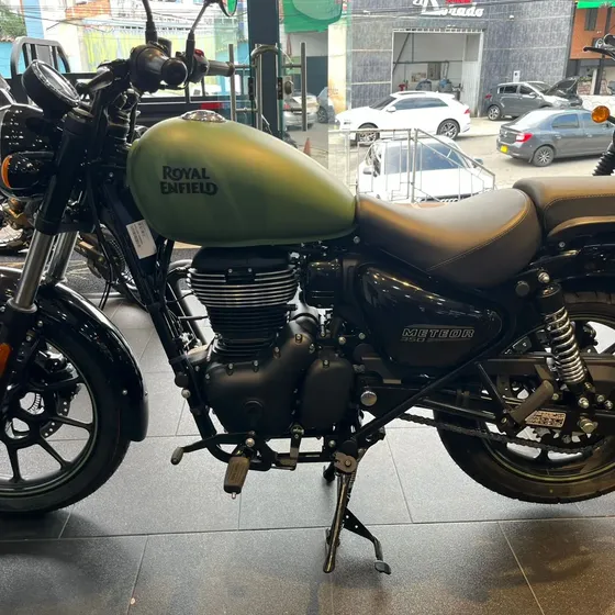  Royal Enfield Meteor 350 Fireball Verde Militar.