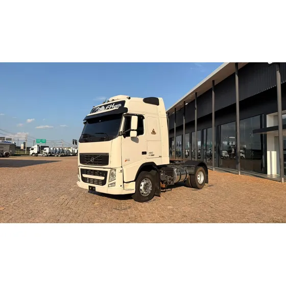 Volvo Fh 460 Globetrotter - 4x2 - 2015 - Suspensão Metálica